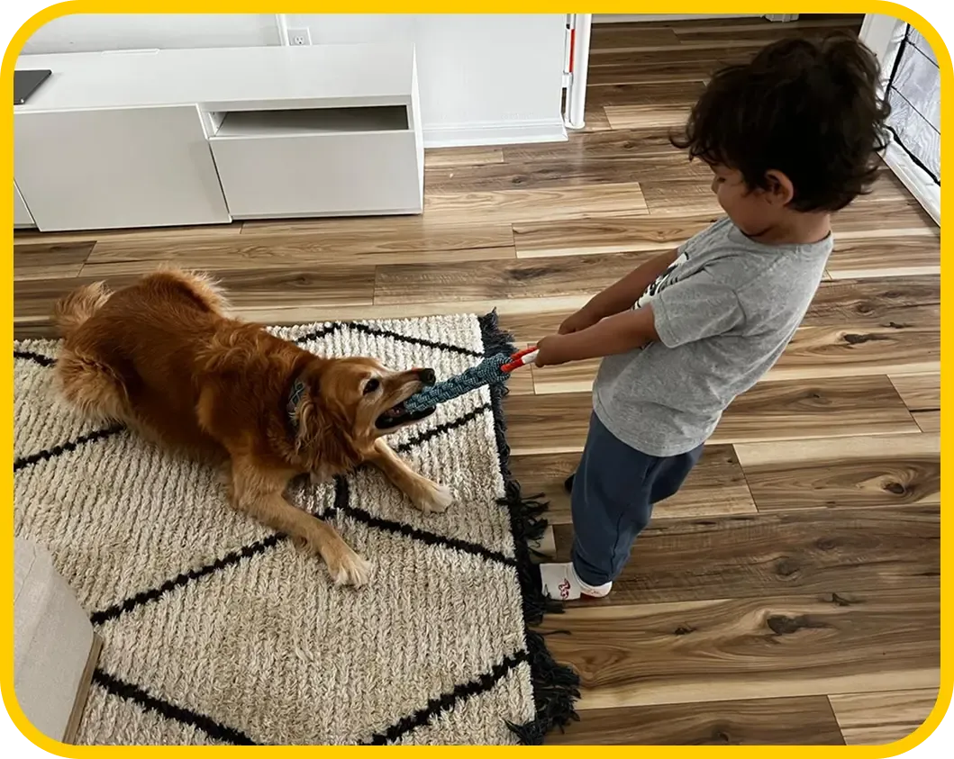 Niño con una caja de Huellitas